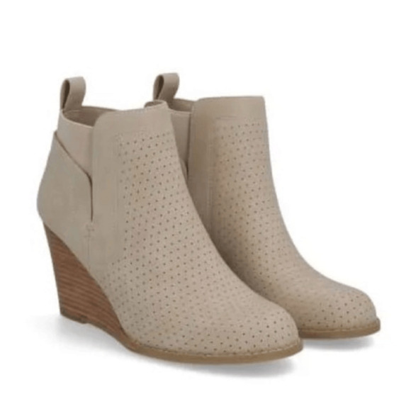 DV by Dolce Vita Gerdy Bootie in Beige Faux Leather Wedge Ankle Boots Size 8 -NW - Picture 1 of 6